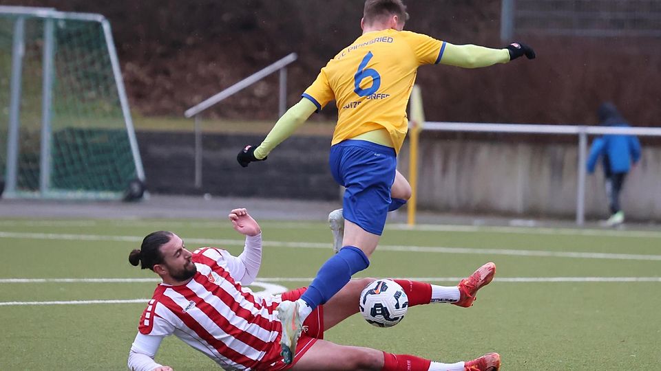 Abgegrätscht: Sahin Bahadir (Türkgücü) stoppt den Pipinsrieder Mario Götzendörfer.