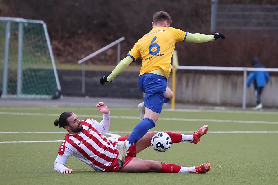 Abgegrätscht: Sahin Bahadir (Türkgücü) stoppt den Pipinsrieder Mario Götzendörfer. Abgegrätscht: Sahin Bahadir (Türkgücü) stoppt den Pipinsrieder Mario Götzendörfer.