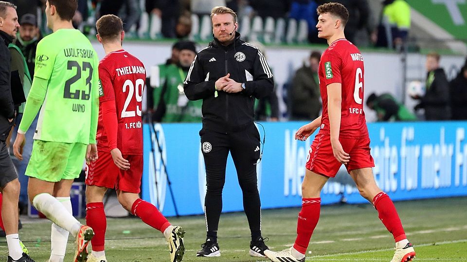 Anders als gedacht: Tobias Krull (Mitte) wollte die Partie zwischen Wolfsburg und Köln von der Tribüne aus verfolgen, war aber plötzlich mittendrin im Geschehen.