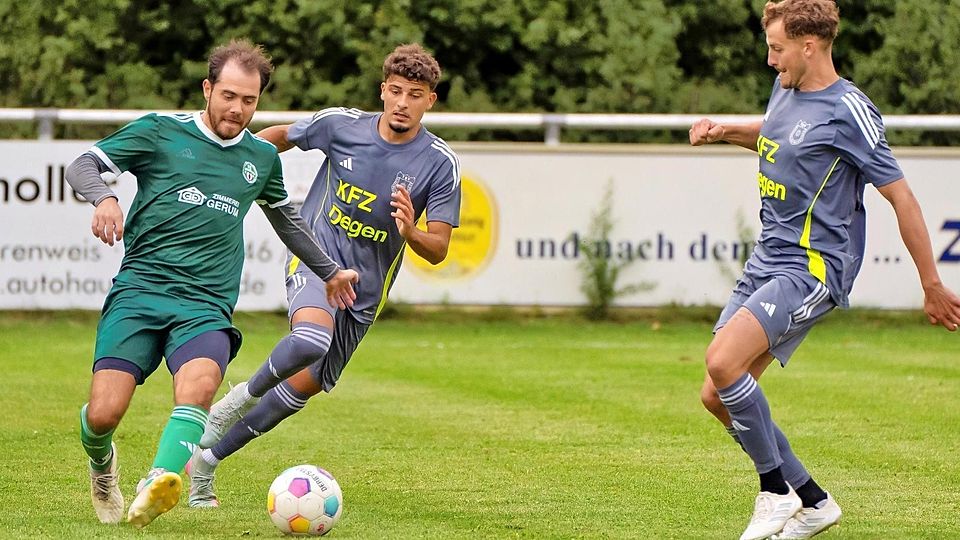 Der FC Landsberied (grüne Trikots) im Spiel gegen den TSV Geiselbullach II (in Grau).