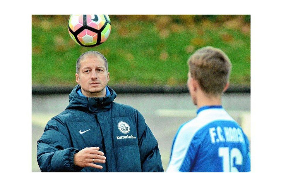 „Wir sind zwar alle sehr enttäuscht“, sagte Hansa-B-Junioren-Trainer Marco Vorbeck (hier mit Fritz Maron), „aber noch ist die Chance da. Wir müssen jetzt einfach anfangen zu punkten.“  Scharnweber