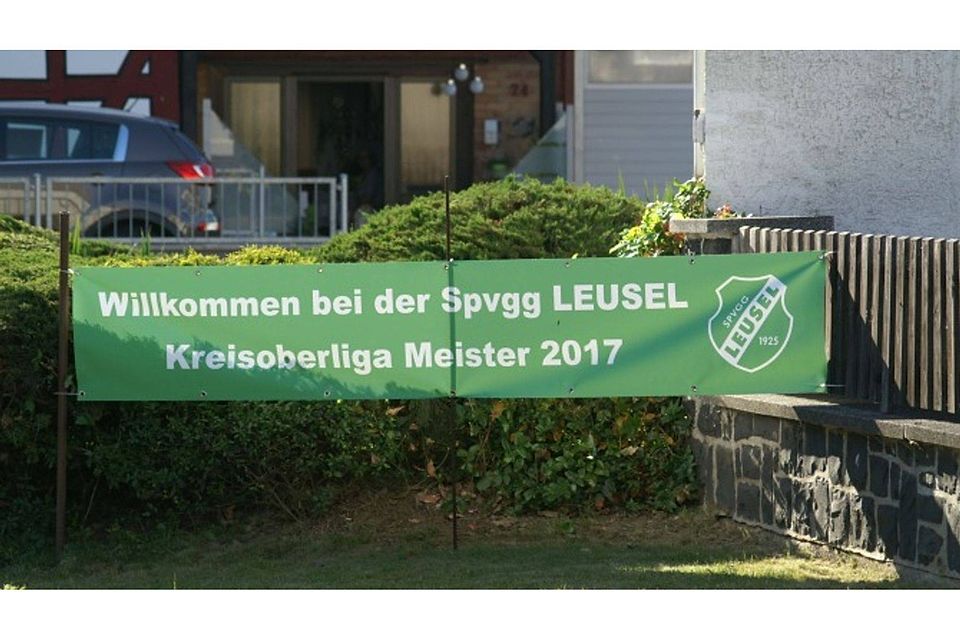 Mit einem Banner an der B 62 heißt Leusel die Derby-Besucher willkommen. 	Foto: Raab