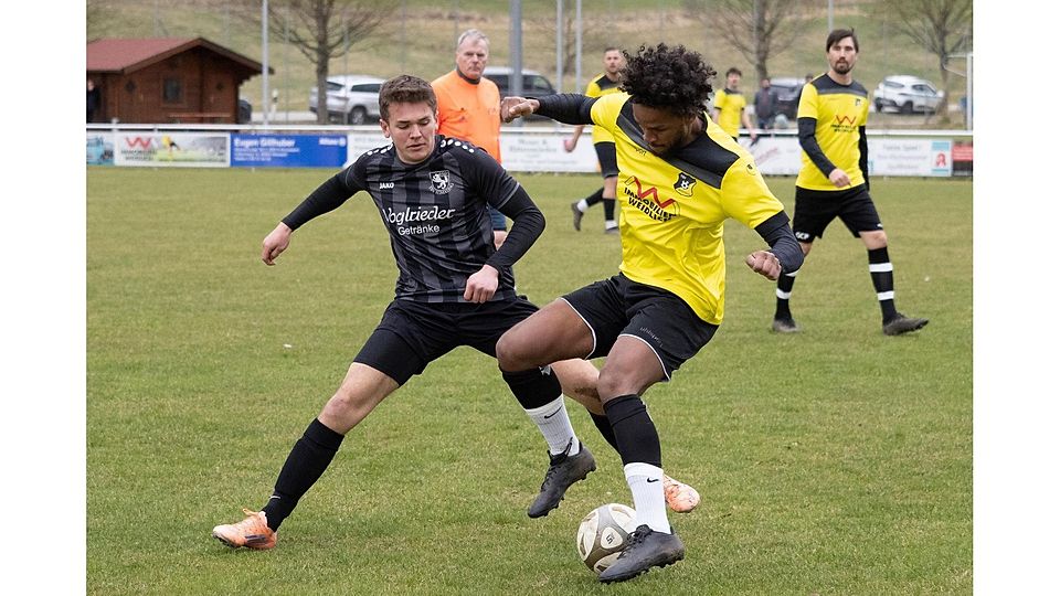 Viele Zweikämpfe, gerechte Punkteteilung: Zwischen Gastgeber Moosach (Melvin Wirtz, rechts) und Egmating (Alexander Heiler) ging es intensiv hin und her.