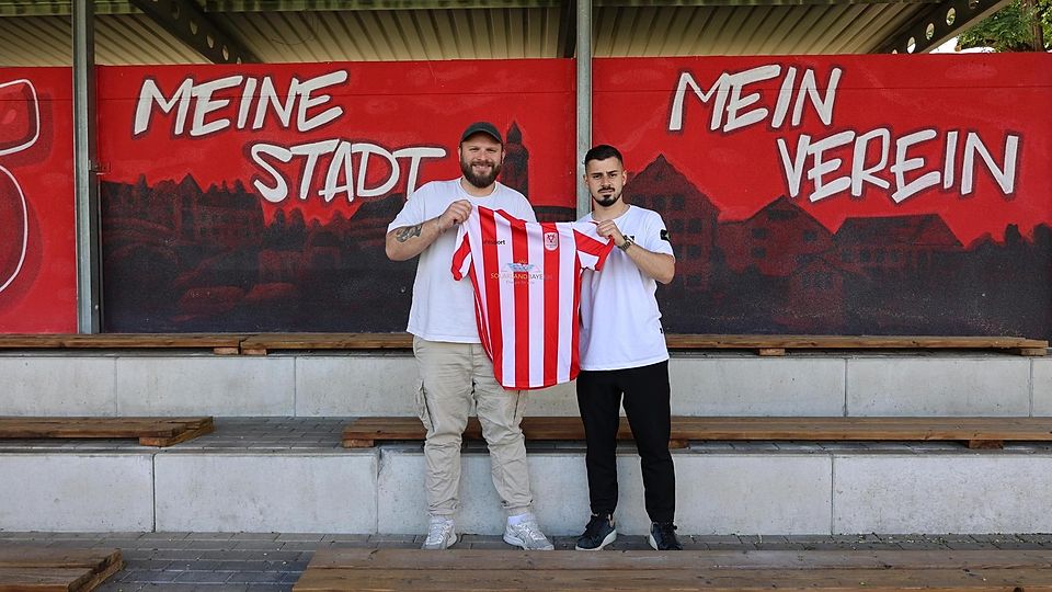 Spieler mit Regionalliga-Erfahrung: Paolo Cipolla (rechts) mit 65-Abteilungsleiter Jonas Hoffmann.