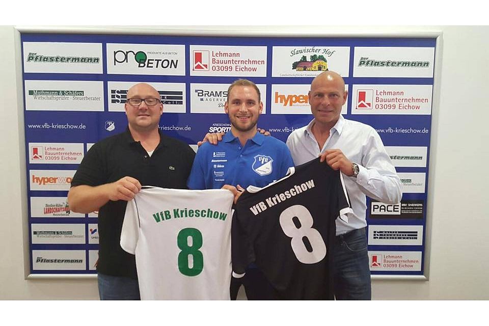 Phillip Knapczyk (Mitte) trägt künftig das Trikot von Krieschow. Foto: VfB Krieschow