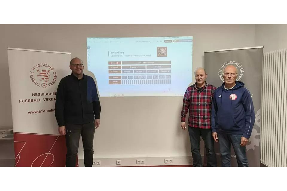 1-2-4-8-: So lautet das vom Hessischen Fußball-Verband bevorzugte Ligamodell für den künftigen Spielbetrieb von der Hessen- bis zur Gruppenliga, das v. l. Matthias Schmelz (Verbandsfußballwart), Hartmut Schwöbel (Stellvertretender Verbandsfußballwart) und Dirk Vereeken (Verbandsausschuss für Spielbetrieb und Fußballentwicklung) an diesem Montag in Grünberg vorstellen. © André Besler