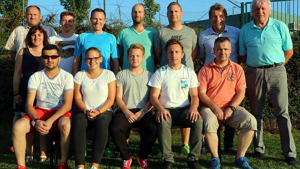 Die Vize-Kreisvorsitzende Doris Mager (Mitte l.) und Ausbildungskoordinator Wilfried Brackhagen (o.r.) gratulierten den elf anwesenden Teilnehmern des Trainerkurses.  Foto: mab