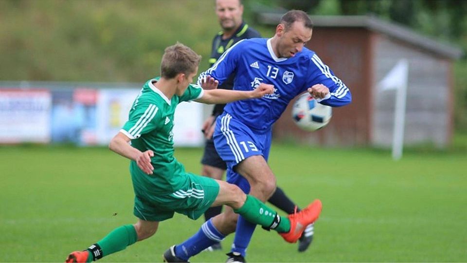 Der SV Aichstetten (San Dalkiran, im blauen Trikot gegen Rohrdorf) empfängt am Sonntag Meisterschaftsanwärter Gebrazhofen. Foto: Josef Kopf