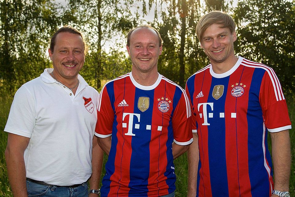 2. Vorstand Alexander Penzkofer (li.) und Trainer Christian Zißler (re.) verabschiedeten Thomas Heißenhuber in den Ruhestand als Fußballer. (F: Becherer)