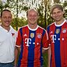 2. Vorstand Alexander Penzkofer (li.) und Trainer Christian Zißler (re.) verabschiedeten Thomas Heißenhuber in den Ruhestand als Fußballer. (F: Becherer)