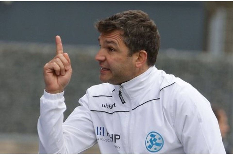 Kickers-Trainer Tomislav Stipic warnt vor  VfB-Stürmer Cacau. Foto: Pressefoto Baumann