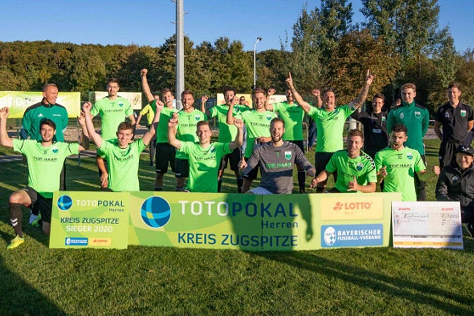 Eine richtige Pokal-Mannschaft: Der FC Penzberg verteidigte Ende September mit einem 2:1-Sieg beim SC Weßling seinen Titel im Kreis Zugspitze. Damit qualifizierte sich der Bezirksligist für die 1. Runde des bayerischen Pokals.