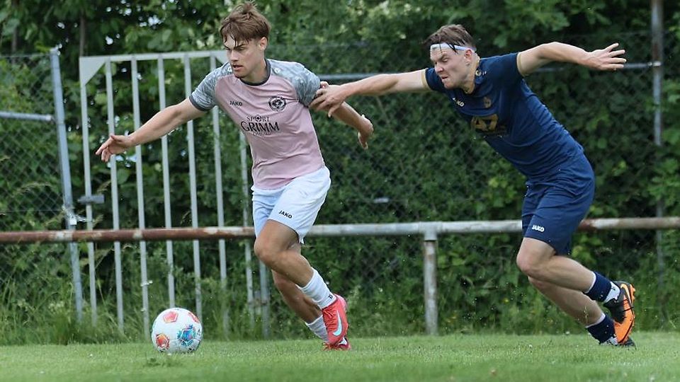 Paul Heinrich (links) behielt mit dem SV Hummetroth II gegen den VfL Michelstadt mit Maximilian Rieker die Oberhand. und zog in die Relegation ein. 	Foto: Herbert Krämer