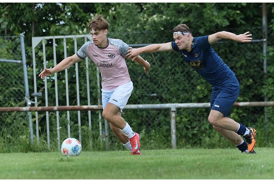 Paul Heinrich (links) behielt mit dem SV Hummetroth II gegen den VfL Michelstadt mit Maximilian Rieker die Oberhand. und zog in die Relegation ein. 	Foto: Herbert Krämer