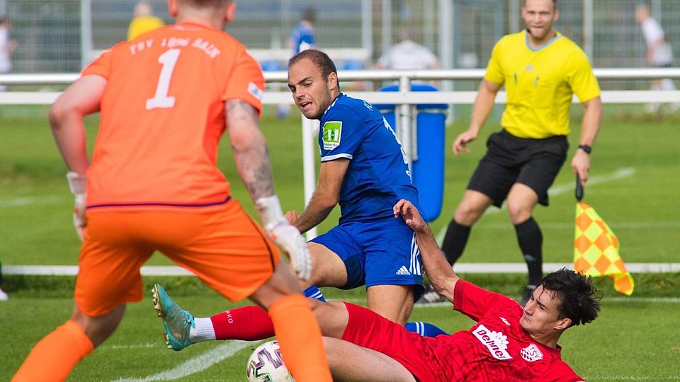 Gegen die geballte Defensive des TSV Rain/Lech gibt es für den FC Deisenhofen, hier Maxime Schneiker (im blauen Dress) bei einem Schussversuch, kaum ein Durchkommen.