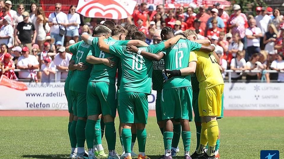 Zusammen zum Klassenerhalt: Die SpVgg. Ingelheim hat es in puncto Ligaverbleib in der Landesliga Ost richtig spannend gemacht.
