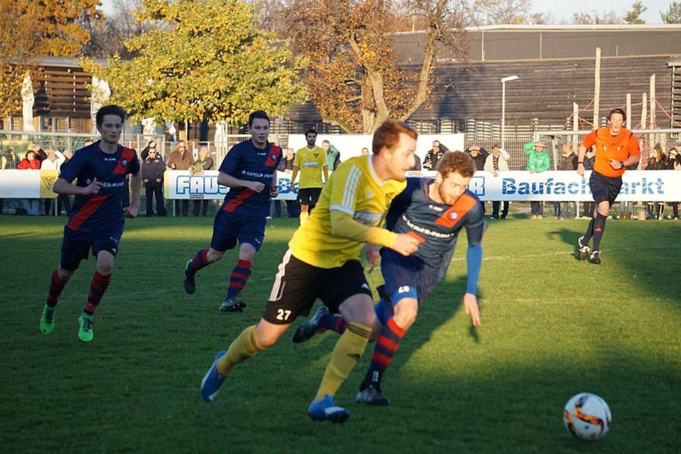 Moritz Wille (vorne) will mit dem TV Echterdingen drei Punkte gegen den Aufsteiger aus Nürtingen. Foto: Krehlik