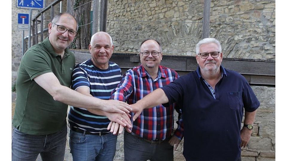 Suat Serbest, Rainer Scheuer, Mario Petzold und Lothar Stork besiegeln symbolisch die Spielgemeinschaft zwischen RWO Alzey und dem TV Lonsheim.	Foto: Axel Schmitz/pakalski-press