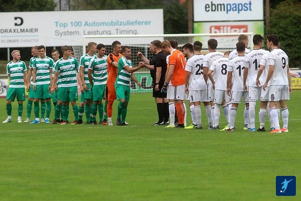 Die Partie zwischen dem Sportbund Rosenheim (gestreifte Trikots) und der SpVgg Landshut wurde abgesagt 