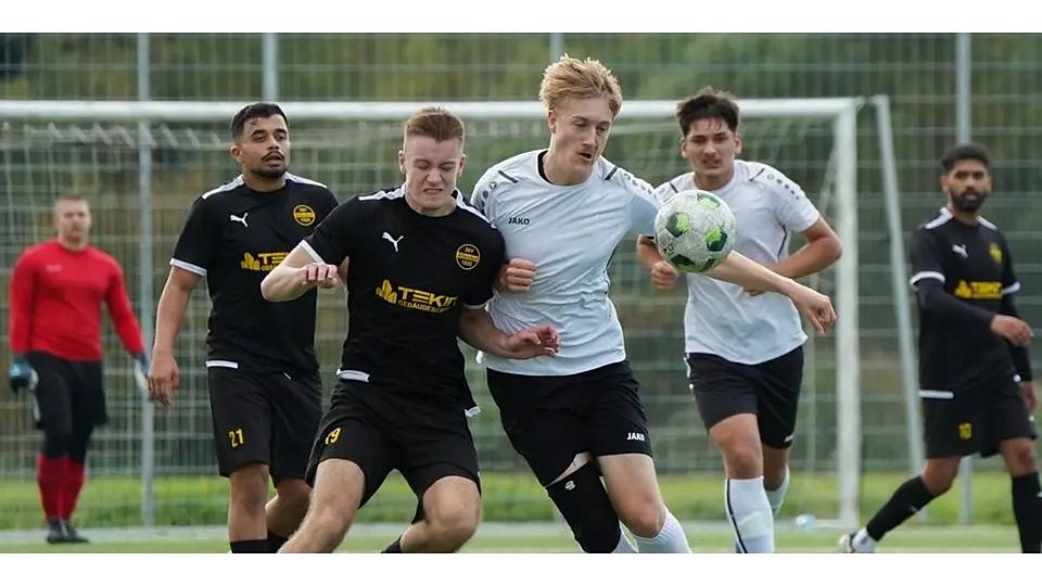 Zähes Ringen im Tabellenkeller der Fußball-Kreisoberliga West zwischen Fynn Ellmers (l.) vom SSV Allendorf und Max Jung von der SG Ehringshausen/Dillheim, die sich am Ende mit 2:3 geschlagen geben muss. © Isabel Althof