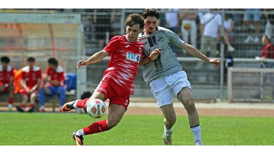 Erfolgserlebnis für die Wormatia: Worms' Vize-Kapitän Laurenz Graf (links) feierte mit seinem Team gegen die Sportfreunde Eisbachtal (im Bild Deniz Dal) einen späten knappen 1:0-Erfolg.  Foto: Christine Dirigo/pakalski-press 