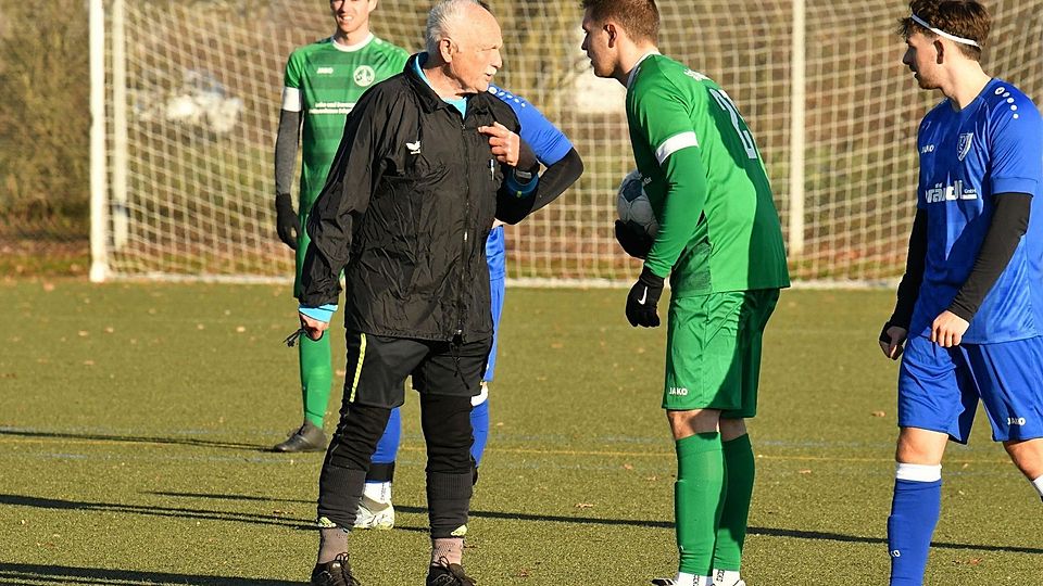 Mit 79 Jahren weiterhin an der Pfeife: Das Regensburger Schiedsrichter-Urgestein Josef Hopfensperger trotzte am Wochenende der klirrenden Kälte.
