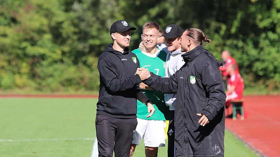 Glücklich mit den bisherigen Saisonverlauf (v. li.): Trainer Benedikt Buchner, Luca Faganello, Benedikt Bergmoser und Ersatztorwart Jannis Weidner.