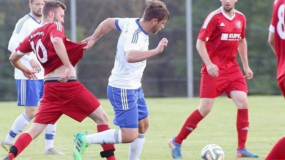 Jetzt komm schon mit: Gammertingens Mathias Göckel (weißes Trikot) führt den Ball und zieht Braunenweilers Marc-Andre Schauperl (links) am Trikot. Nun, die Gammertinger hätten die Spieler des Aufsteigers vielleicht des öfteren stehen lassen sollen. So aber siegt Braunenweiler mit 3:1.  Foto: Thomas Warnack