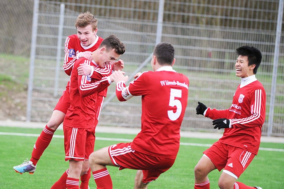FV Lörrach-Brombach-TorJubel nach dem 2:0 durch Andreas Lismann (1:0), Arjanit Tasholi (2:0),  David Groß und Antonius Tran (von links). | Foto: Meinrad Schön