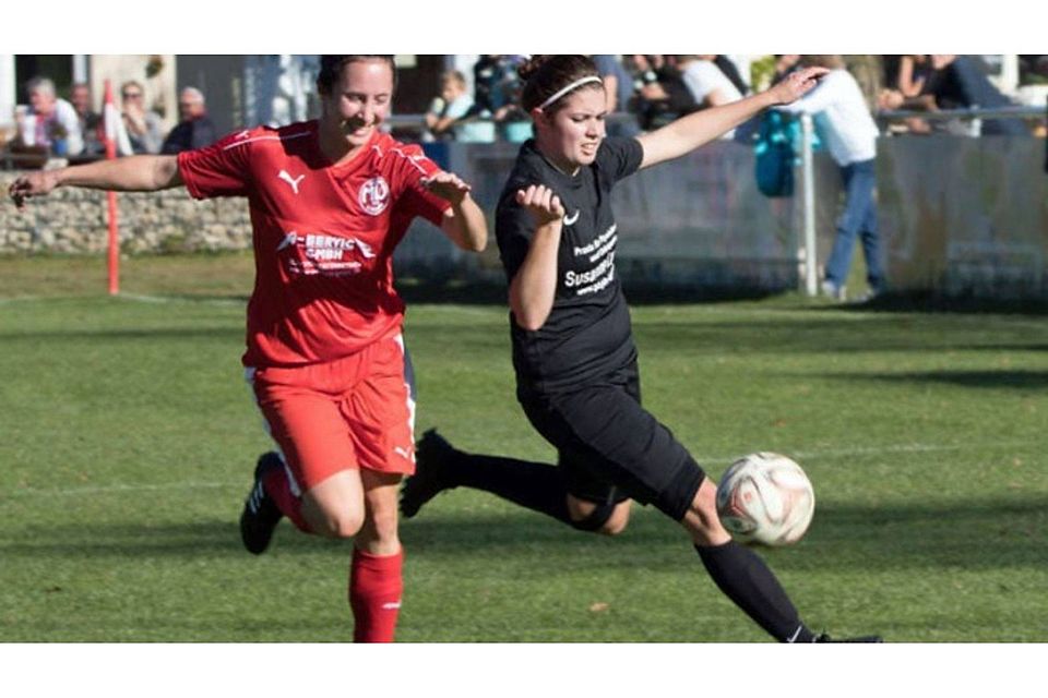 Einen harten Kampf lieferten  die  Dießener  Damen  (links Tanja Maier) dem Favoriten FC Forstern. Foto: MTV Dießen