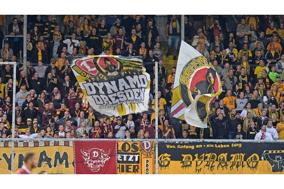 Die Fans von Dynamo Dresden unterstützen Ihre Mannschaft auch in großer Anzahl bei Auswärtsspielen.      F: Lörz