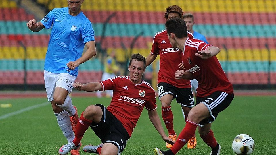 Halberstadt (in rot/ Archiv) kam wie im Hinspiel gegen Viktoria Berlin nur zu einem Remis     F: Lehner
