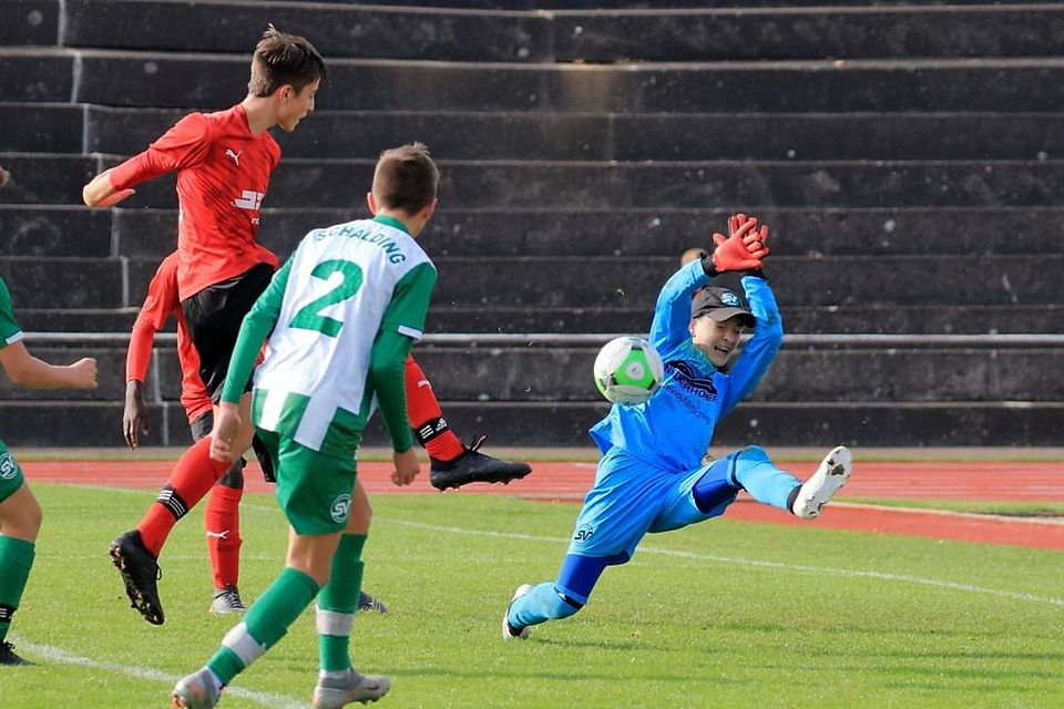 Es ist vollbracht: Die U15-Kicker des ASV Cham (in Rot) kämpfen ab sofort in der Regionalliga um Punkte und Tore.