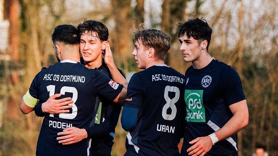 Jannik Urban (2. von rechts) hat seinen Vertrag verlängert.