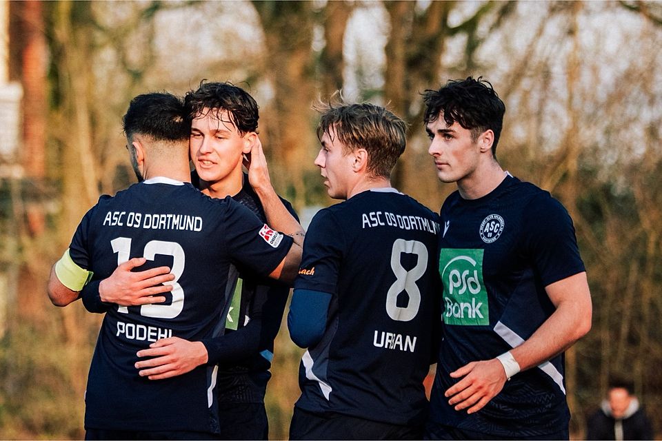 Jannik Urban (2. von rechts) hat seinen Vertrag verlängert.