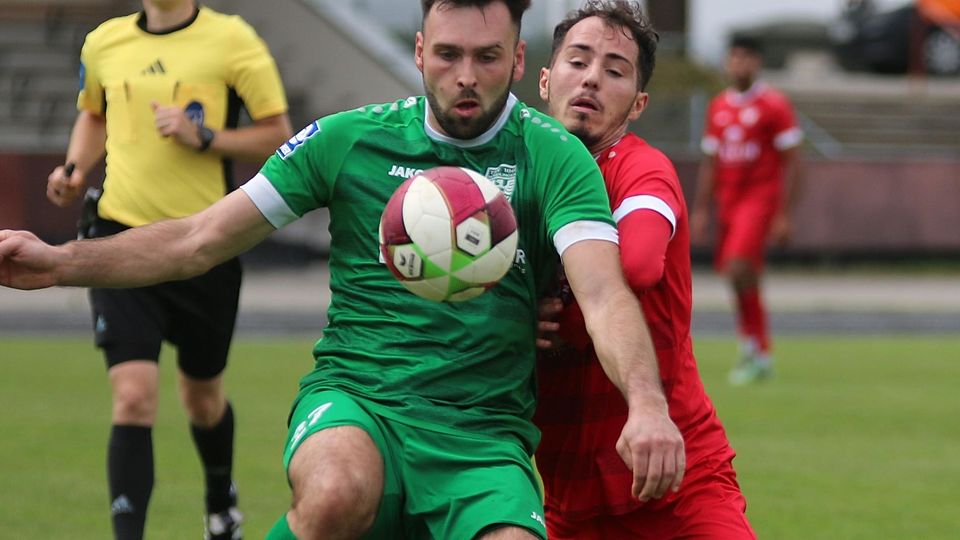 Berkan Aydin (rechts) ließ gegen Nördlingens Nico Schmidt nicht locker und landete mit Türkspor Augsburg den ersten Saisonsieg.