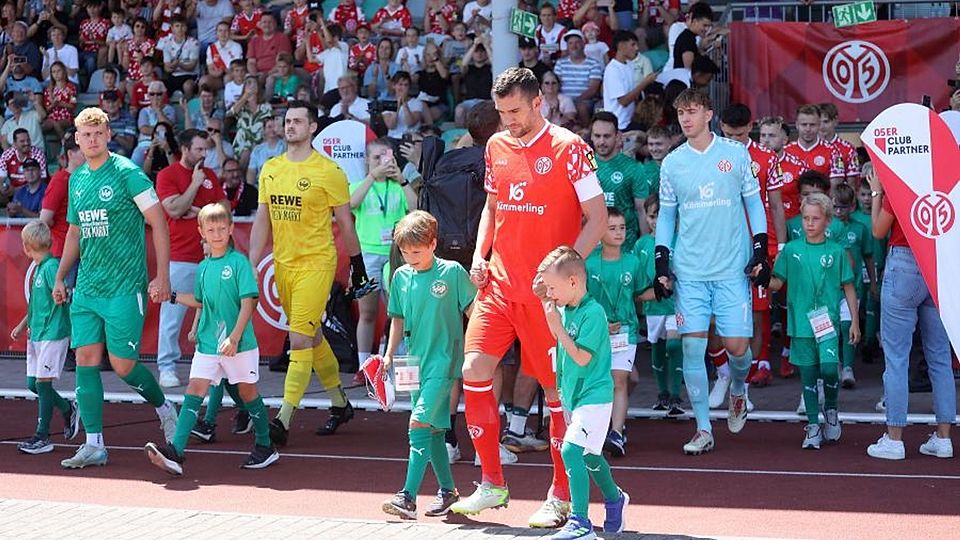 Fußball-Festtag in Ingelheim: Die Profis von Mainz 05 gewinnen den Test beim Landesligisten vor ausverkauftem Haus mit 11:1, die Spielvereinigung-Spieler feiern ihr Tor zur zwischenzeitlichen 1:0-Führung.  Viel wichtiger ist aber die Fan-Nähe des Bundesligisten, bei dem Spieler wie Danny da Costa nach Abpfiff fleißig Autogramme schreiben und Selfie-Wünsche erfüllen. 	Fotos: Mario Luge