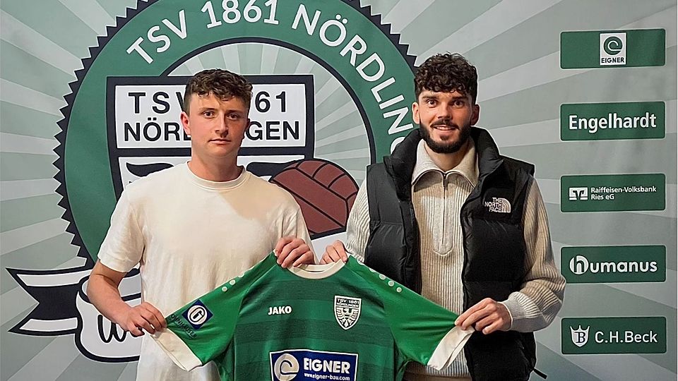 Oscar Ladenburger (li.) wird von Nördlingens Sportlichem Leiter Julian Brandt in Empfang genommen.