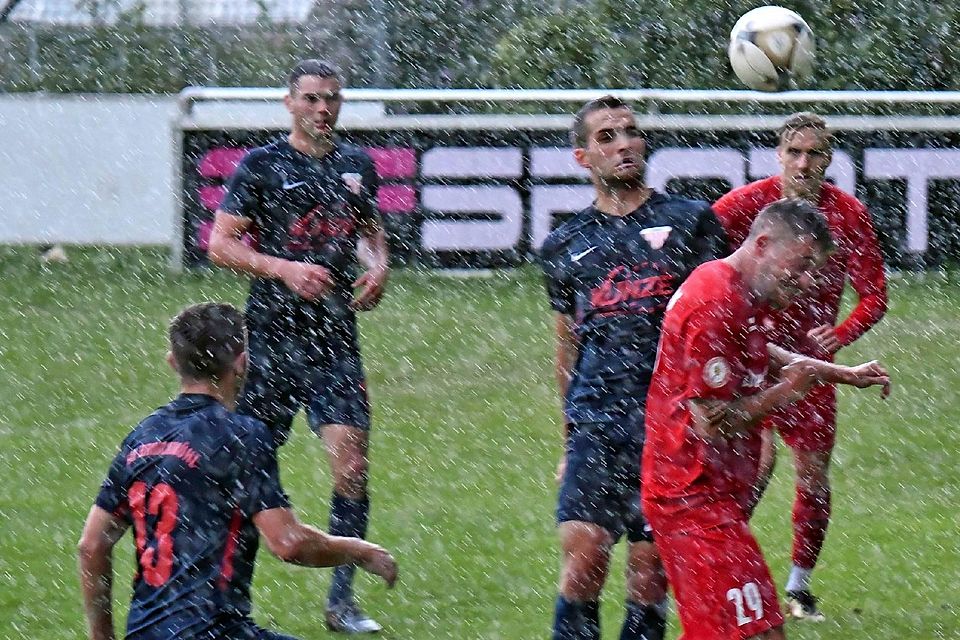 Schlechte Sichtverhältnisse beim Regenkick in Unterföhring – hier FCU-Spieler Michael Schrödl (r.) bei einem Kopfballduell gegen den SV Bruckmühl.