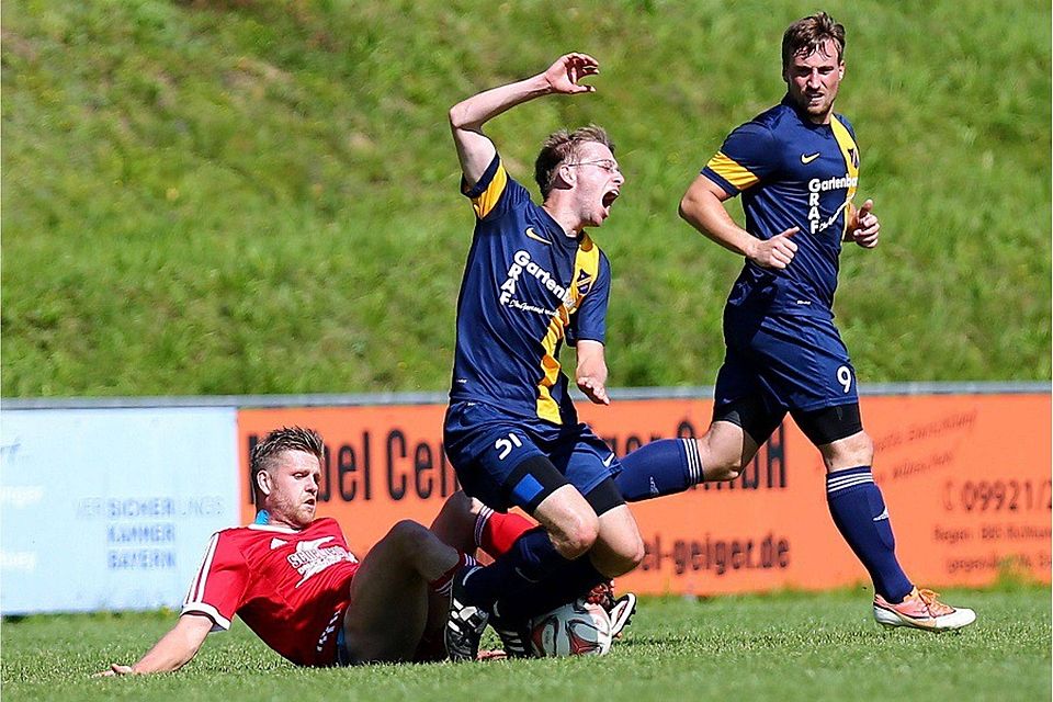 Der FC Bürgerholz Regen (dunkle Trikots) steht beim SV Habischried auf dem Prüfstand F: Weiderer