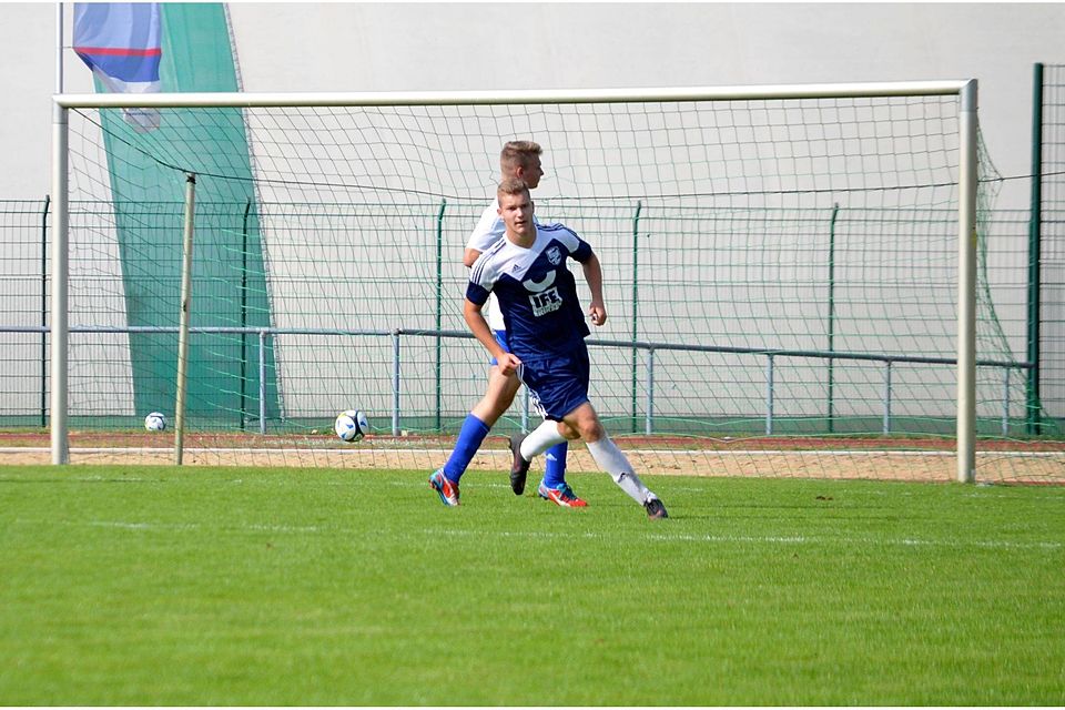 Danny Blume (blaues Trikot) war mit drei Treffern maßgeblich am Erfolg seiner Mannschaft beteiligt. Hier erzielt er das 0:4 Endergebnis. Foto: SCP
