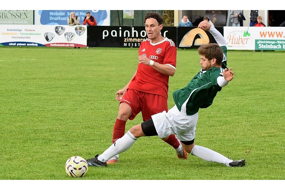 Der TSV Moorenweis (in Rot) im Spiel gegen den SC Maisach (grüne Trikots). Der TSV Moorenweis (in Rot) im Spiel gegen den SC Maisach (grüne Trikots).