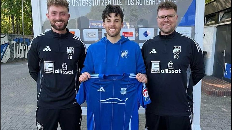 Jonte Lahrs (mitte) mit Trainer Henning Knuth und Co-Trainer Maximilian Petersen (re.).