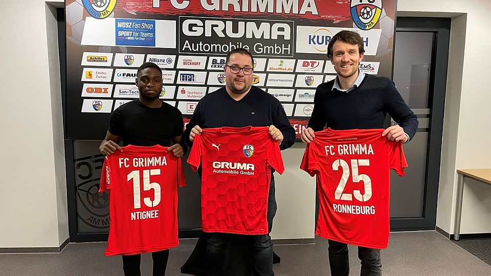 FC-Vorstandsvorsitzender Daniel Kurzbach (Mitte) präsentiert die Neuzugänge Goteh Ntignee (links) und Stefan Ronneburg