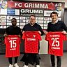 FC-Vorstandsvorsitzender Daniel Kurzbach (Mitte) präsentiert die Neuzugänge Goteh Ntignee (links) und Stefan Ronneburg