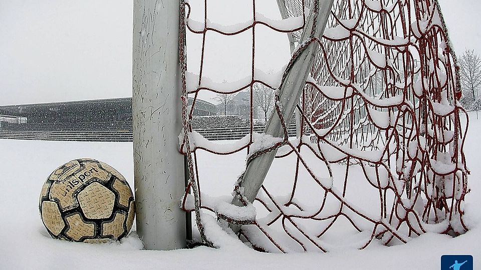 Das schlechte Wetter hat auch Auswirkungen auf den Hallenfußball. 