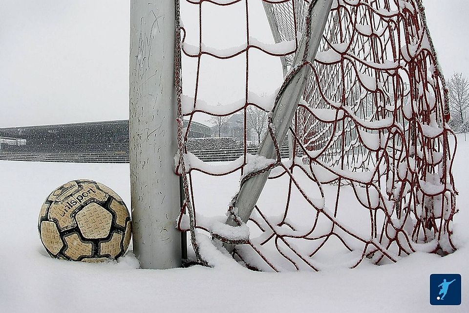 Das schlechte Wetter hat auch Auswirkungen auf den Hallenfußball. 