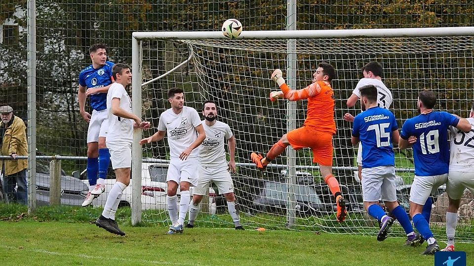 Eine hart umkämpfte Partie: Die SG Prechtal/Oberprechtal (weiße Trikots) verteidigte im Derby gegen die SG Simonswald/Obersimonswald mit einem 1:1 den zweiten Tabellenplatz.