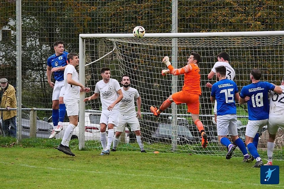 Eine hart umkämpfte Partie: Die SG Prechtal/Oberprechtal (weiße Trikots) verteidigte im Derby gegen die SG Simonswald/Obersimonswald mit einem 1:1 den zweiten Tabellenplatz.