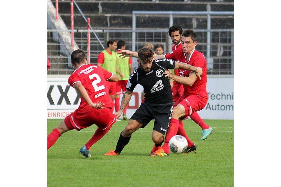 Auch Rico Röder (schwarz) konnte die 0:4-Pleite des SV Seligenporten bei der Würzburger Kickers nicht verhindern. Fotos: Weller